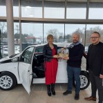 Wręcznie nagrody zwycięzcy: Emilia Pożarowszczyk, Kierownik Marketingu, Wojciech Połeć, zwycięzca oraz Artur Kot, Key Account Manager SM Spomlek