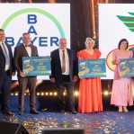 Przedstawiciel firmy Bayer wręczył zwycięzcom nagrody i pogratulował I miejsc