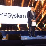 Na scenie wystąpił przedstawiciel marki MP System wręczając zarządowi symboliczny upominek